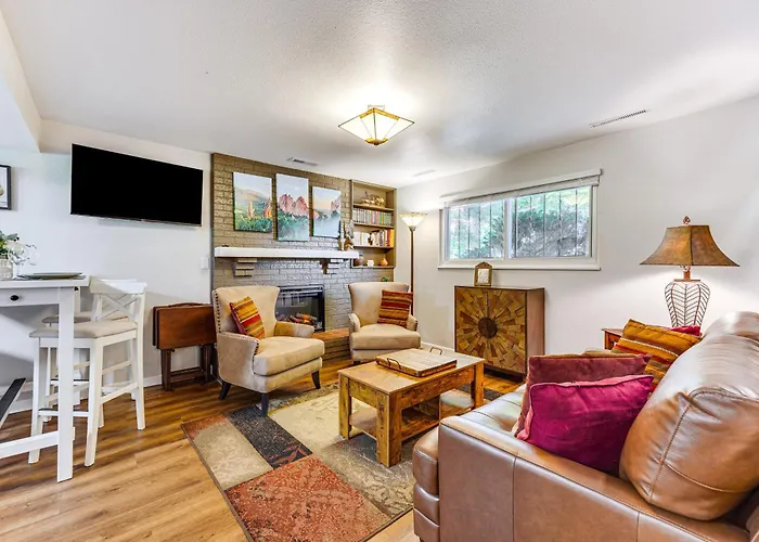 Hillside Place With Mountain Views About 8 Mi To Dtwn!